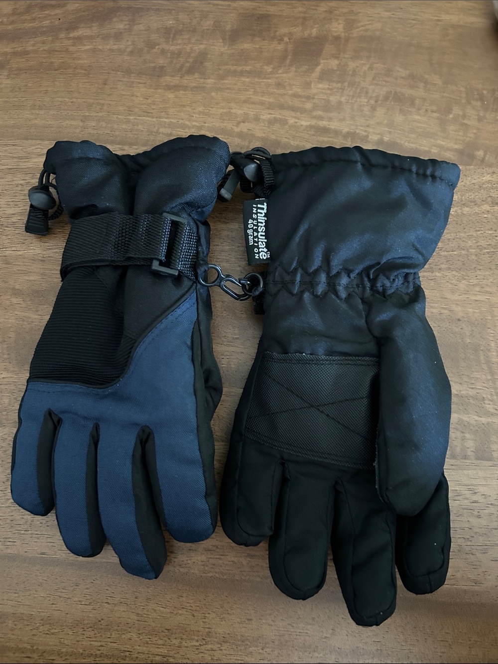 3M Thinsulate Black and Navy Winter Gloves with Wrist Strap